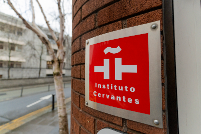 Detalle de la fachada del Instituto Cervantes de Dublín con el rótulo del centro y la calle al fondo