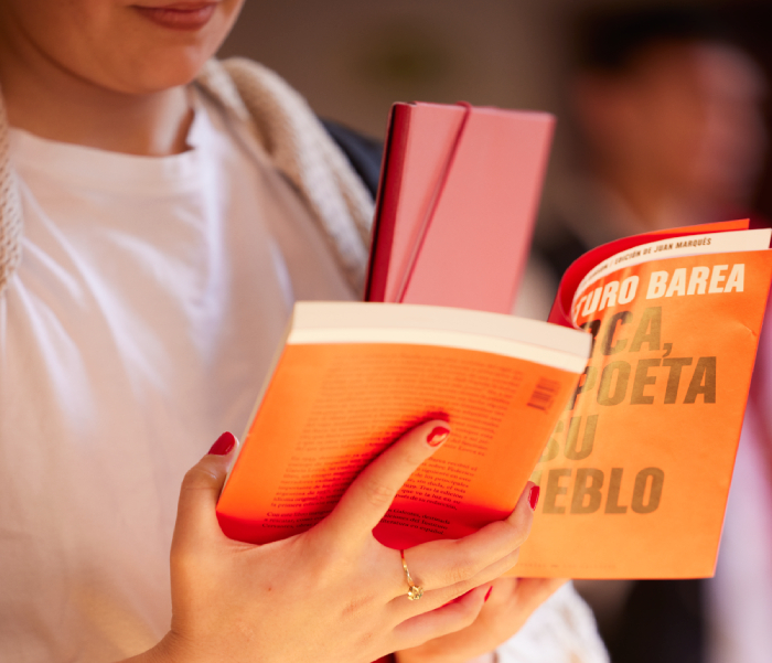 Detalle libro con portada naranja